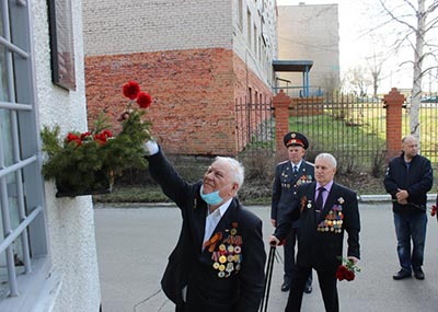 Berezovskiy policeyskie i veterany pochtili pamyat frontovika Grigoriya Koshko 1